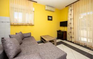 Lovely Apartment In Okrug Gornji