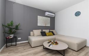 Nice Apartment In Okrug Gornji 