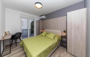 Nice Apartment In Okrug Gornji