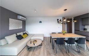 Nice Apartment In Okrug Gornji 