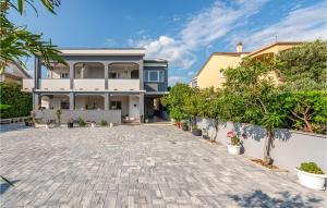 2 Bedroom Cozy Apartment In Povljana