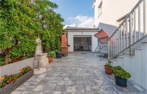 2 Bedroom Cozy Apartment In Povljana