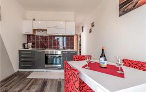 2 Bedroom Cozy Apartment In Povljana