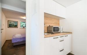 Amazing Apartment In Okrug Gornji 