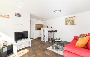 Amazing Apartment In Okrug Gornji 