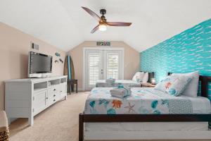 Expertly Decorated Family Home, Steps to Beach w a Private Heated Pool & Spa!