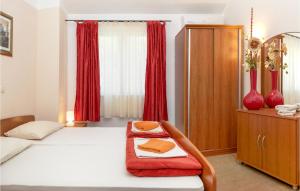 Stunning Apartment In Baska Voda 