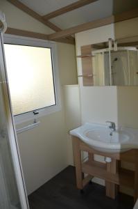 Campings Chalet Type A 6 persoons met 3 slaapkamers en overdekt terras : photos des chambres
