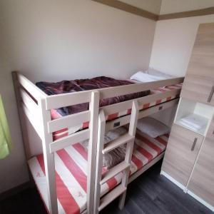 Campings Chalet Type A 6 persoons met 3 slaapkamers en overdekt terras : photos des chambres