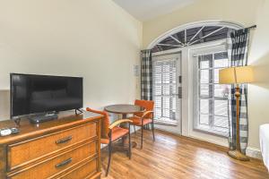 Naples Retreat with Screened Porch and Charcoal Grill - Ubytování bez kategorie ve městě Naples