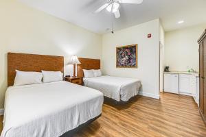 Naples Retreat with Screened Porch and Communal Perks