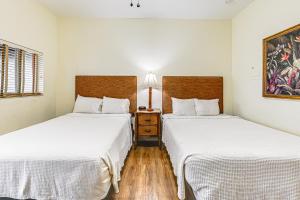 Naples Retreat with Screened Porch and Communal Perks