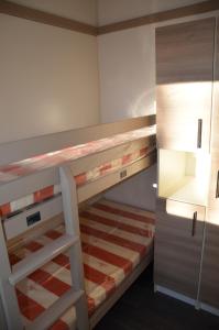 Campings Chalet Type A 6 persoons met 3 slaapkamers en overdekt terras : photos des chambres