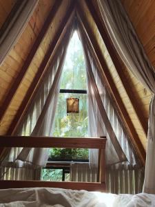 Chalé de madeira com vista para o rio