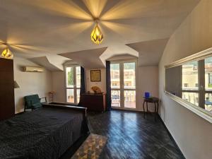 Charming Central Flat - Balcony with Mountain View, Near Beach