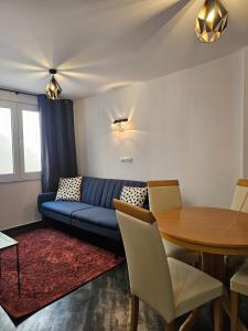 Charming Central Flat - Balcony with Mountain View, Near Beach