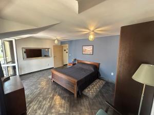 Charming Central Flat - Balcony with Mountain View, Near Beach