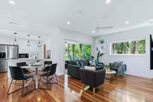 Park Ave Retreat - 3 Carparks, WiFi, BBQ, King Bed