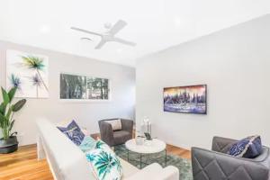 Park Ave Retreat - 3 Carparks, WiFi, BBQ, King Bed