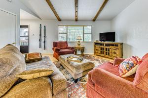 4 Mi to Dtwn: Cozy Family Condo in Ruidoso!