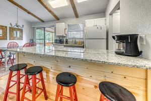 4 Mi to Dtwn: Cozy Family Condo in Ruidoso!