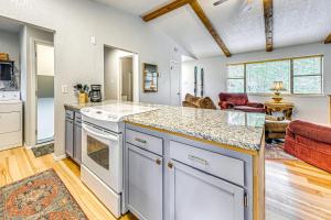 4 Mi to Dtwn: Cozy Family Condo in Ruidoso!