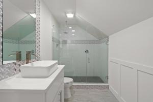 Brand NEW Expansive Coastal Home w Custom Furnishings Sleeps 15