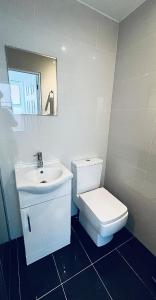 AK Serviced Apartments - Modern Three Bedroom Apartment