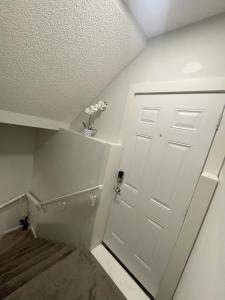 Delightful Escape Near YYC - Cozy Calgary Getaway
