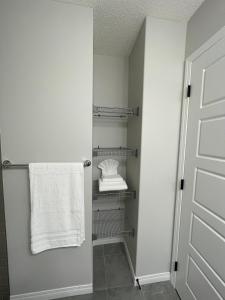 Delightful Escape Near YYC - Cozy Calgary Getaway