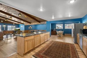 The Big Lake Escape! Sleeps 20!