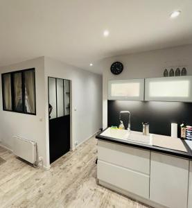 Cosy T2 climatisé sur le port à 5min de la mer parking privé linge de bain et de lit fournis