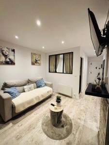 Cosy T2 climatisé sur le port à 5min de la mer parking privé linge de bain et de lit fournis