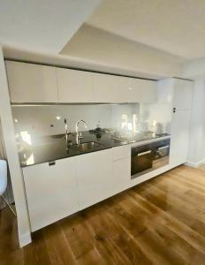 Stylish Beachside Apartment in The Pacific Residences Located Opposite Bondi Beach