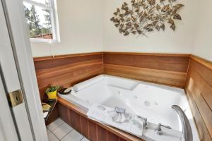 Green Squirrel Chateau #2484