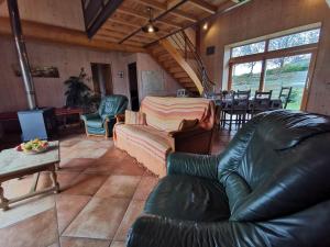 Gîte Familial à Riotord avec Jardin et Aire de Jeux - FR-1-582-292