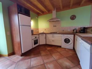 Gîte Familial à Riotord avec Jardin et Aire de Jeux - FR-1-582-292