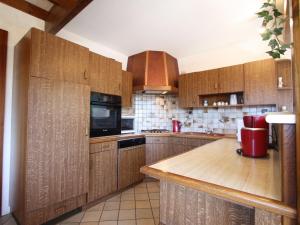 Maisons de vacances Gite familial avec salle de jeux, cheminee, terrasse et proche de sites touristiques - FR-1-589-186 : photos des chambres