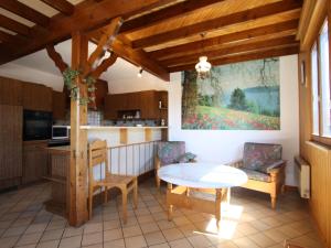 Maisons de vacances Gite familial avec salle de jeux, cheminee, terrasse et proche de sites touristiques - FR-1-589-186 : photos des chambres