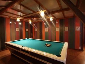 Maisons de vacances Gite familial avec salle de jeux, cheminee, terrasse et proche de sites touristiques - FR-1-589-186 : photos des chambres