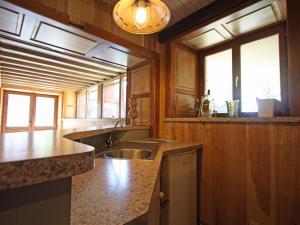Maisons de vacances Gite familial avec salle de jeux, cheminee, terrasse et proche de sites touristiques - FR-1-589-186 : photos des chambres