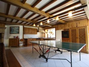 Maisons de vacances Gite familial avec salle de jeux, cheminee, terrasse et proche de sites touristiques - FR-1-589-186 : photos des chambres