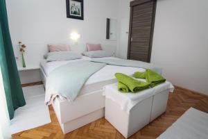 Apartments with parking space Palit, Rab - 4971