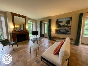 Maison rénovée avec piscine et grand jardin, à 2 km de la Vallée de lYon - FR-1-426-329