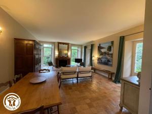 Maisons de vacances Maison renovee avec piscine et grand jardin, a 2 km de la Vallee de l'Yon - FR-1-426-329 : photos des chambres