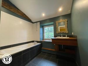Maisons de vacances Maison renovee avec piscine et grand jardin, a 2 km de la Vallee de l'Yon - FR-1-426-329 : photos des chambres