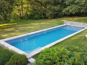 Maisons de vacances Maison renovee avec piscine et grand jardin, a 2 km de la Vallee de l'Yon - FR-1-426-329 : photos des chambres