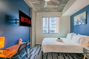 Detailed 2BD - Central DT- Gym, Pool, Parking Sleep8