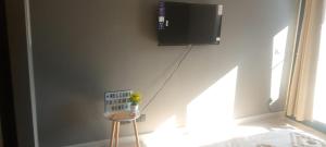 Depto Santiago centro, a metros del museo La Moneda, Plaza de Armas con Piscina, aire acondicionado y terraza, Facturable