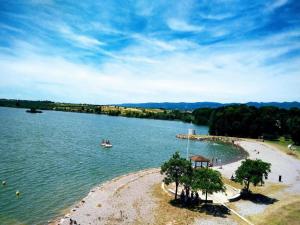 Maisons de vacances Villa in France with Private Pool & Lake View : photos des chambres